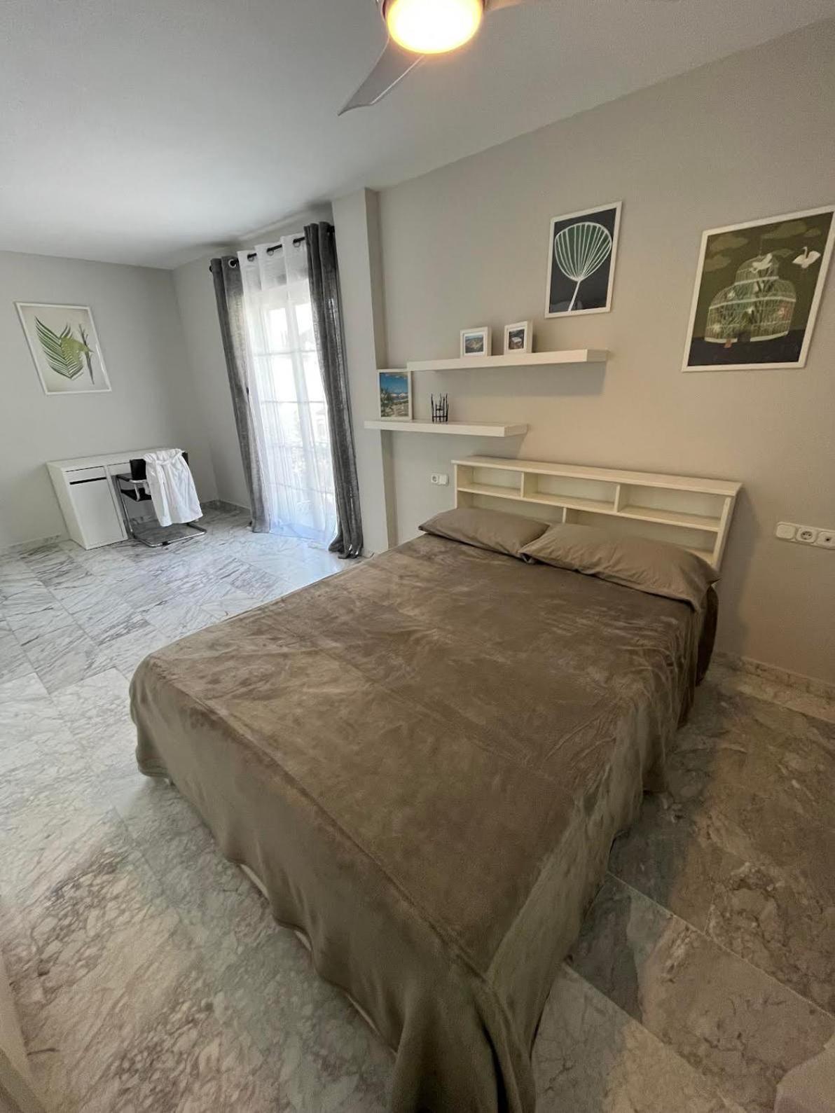 Family With Private Swimming Pool & Garden Hébergement de vacances *