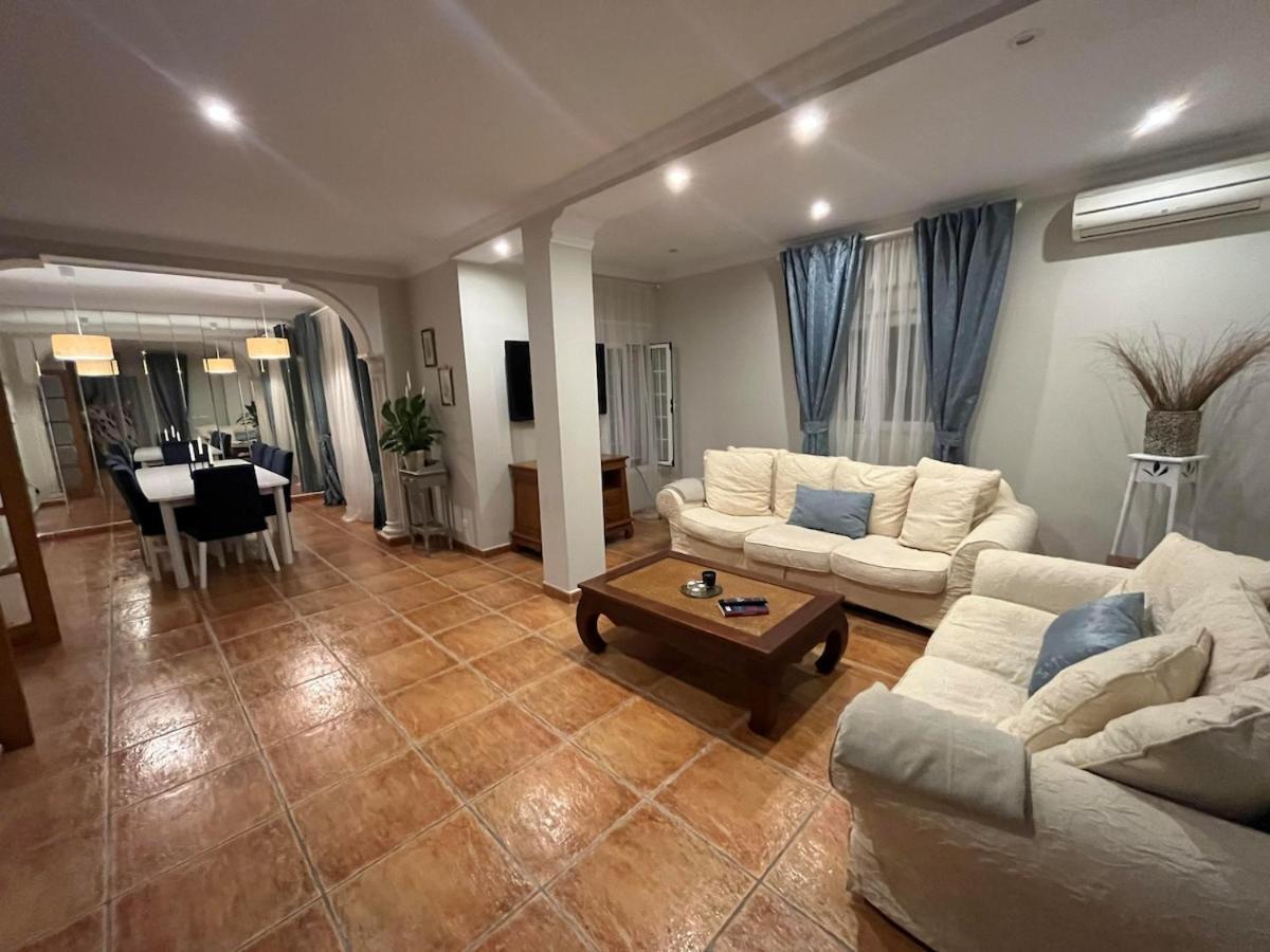 Family With Private Swimming Pool & Garden