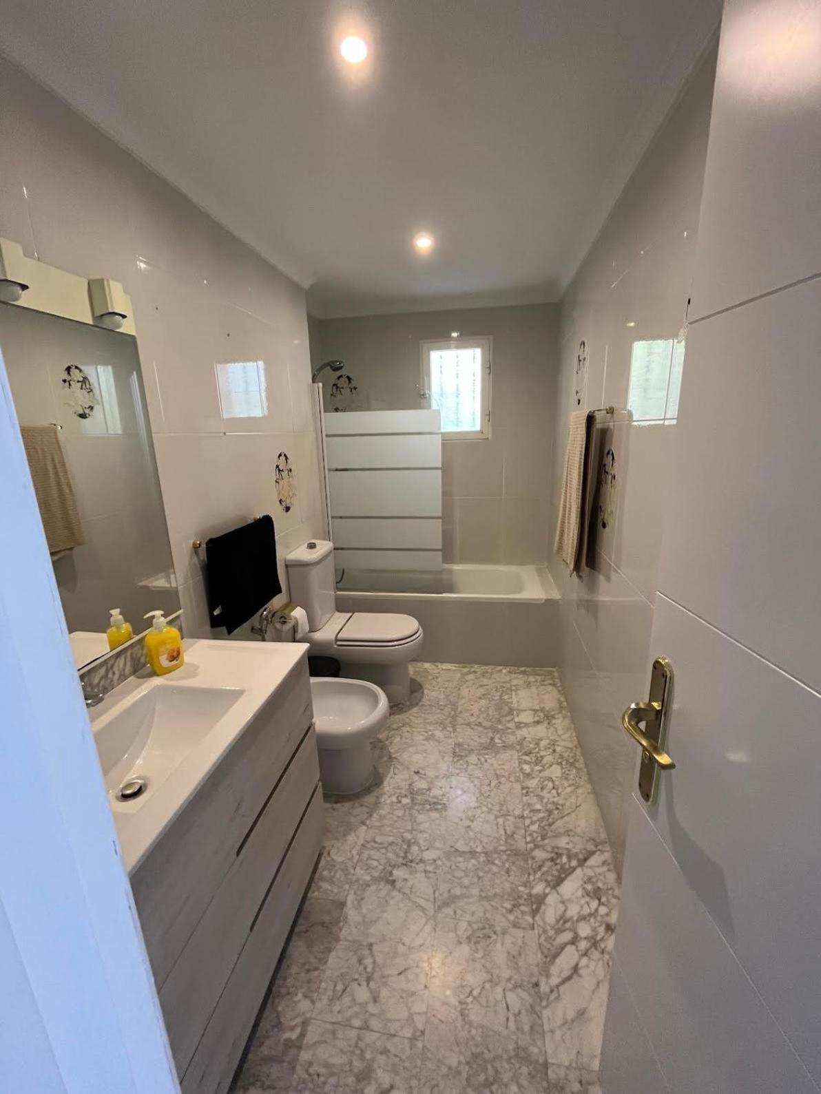 Family With Private Swimming Pool & Garden Holiday home