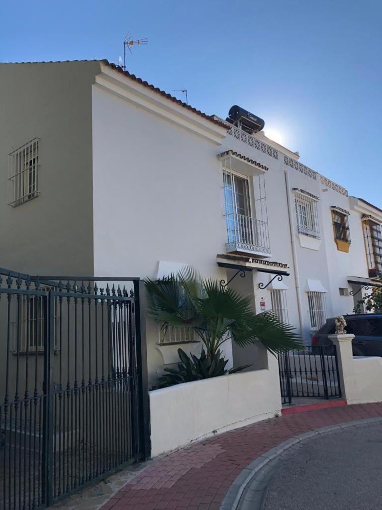 Family With Private Swimming Pool & Garden Holiday home