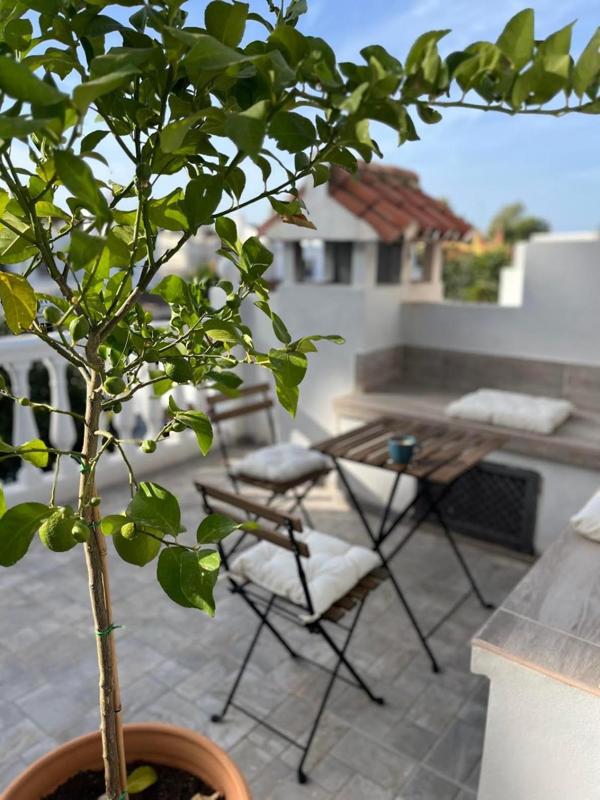 Family With Private Swimming Pool & Garden *