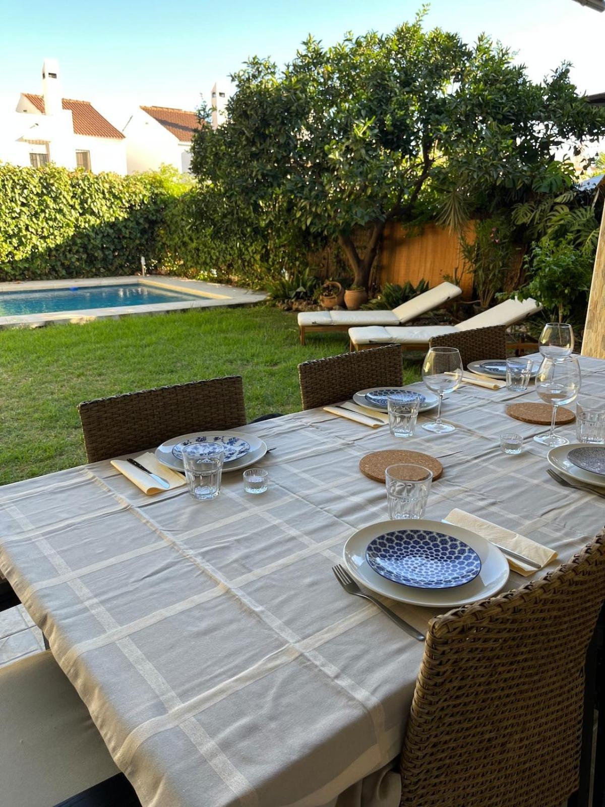 Family With Private Swimming Pool & Garden Holiday home
